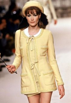 Carla Bruni for Chanel Fall/Winter 1994-1995 High Fashion Runway, Mode Chanel, Carla Bruni, Fashion Runway, Chanel Vintage, Chanel Fashion