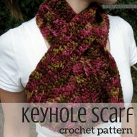 there is a woman wearing a crochet scarf on her neck and the words keyhole scarf written below it