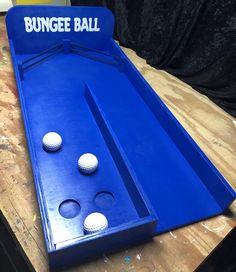 the bungeee ball game is ready to be played with two balls in it