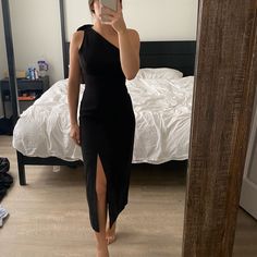 Beautiful Cocktail Dress. Own Shoulder With A Giant Bow On Sleeve. Black Cocktail Dress Classy, Mini Elegant Dress, Cocktail Dress Classy, Giant Bow, Beautiful Cocktail Dresses, Black Cocktail, Black Cocktail Dress, Classy Dress, Black Mini