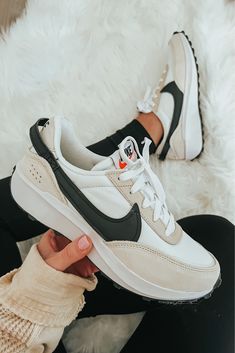 Bangs Hairstyles, Nike Waffle, Chic Heels, 2022 Trends, Everyday Shoes, Hair Tutorials, Nike Shoes Women, Trendy Sneakers, Black Nike