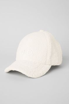 New sherpa obsession! Top off your cozy season looks with the Micro Sherpa Off Duty Cap – Alo’s limited edition take on the classic dad hat. This street must-have features a 3D embroidered logo, ultra-comfy fit and feel and a Velcro back strap that makes this fit for everybody. Alo Cap, Alo Hat, Ivory Hat, Yoga Skirt, Gym Bag Essentials, Cozy Season, Black Baseball Cap, Skirt Trends, Alo Yoga Pants