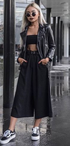 Vans Slip On Outfit, Vans Ultrarange, 30 Outfits, Leather Jacket Outfits, Outfit Trends, Fashion Tips For Women, Wide Pants, Mode Vintage, Looks Style