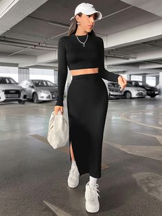 Crop Black Long Sleeve Outfit, Cropped Black Long Sleeve Top Outfit, Bodycon Skirts Outfit, Long Black Split Skirt Outfit, Crop Top With Long Skirt Casual, Casual Bodycon Skirt Outfit, Black Long Sleeve Skirt Outfit, Long Slim Skirt Outfit, Style Long Skirt Winter