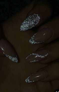 Silver Sparkly Prom Nails, Club Nails Night, Prom 2024 Nails, Flash Effect Nails, Party Nails Designs Sparkle, Black Sparkly Nails Acrylic, Nails For Black Prom Dress, Flash Glitter Nail, Silver Nails Prom