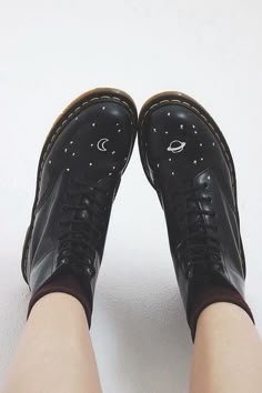 Doc Marten Heaven Doc Martens Outfits, Festival Mode, Doc Martens Outfit, Dr Shoes, Trendy Boots, Aesthetic Shoes, Boarding School, Ulzzang Fashion, Casual Clothing