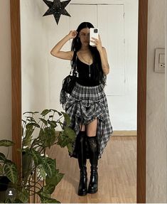 Clean Goth Outfits Summer, Witchy Outfits Fall, Alternative Concert Outfit, Fall Witchy Outfits, Alt Concert Outfit, Edgy Fits, Witchy Outfits, London Outfit, All White Outfit