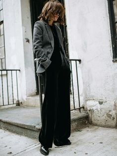 Look boyish : blazer gris + pantalon large en velours Black Velvet Trousers Outfit, Velvet Trousers Outfit, Black Velvet Trousers, Wide Leg Trousers Outfit, Stylish Office Wear, Trousers Outfit, Professional Work Outfit, Velvet Set, Trouser Outfit