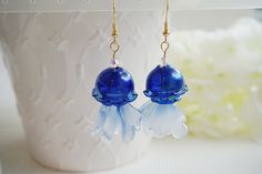 Jellyfish Dangle Earrings/Cute Earrings/ Unique Earrings/ Glass Earrings/ Beach vibes Earrings/ Gift for her Introducing our beautiful glass jelly fish earrings! These unique earrings are made with 18k gold plated hooks and pearls, and the jellyfish are made of glass. They are light weight and shining, and come in four colors: purple, clear, green, and blue. Our earrings are the perfect addition to any outfit, and they make a great gift for any occasion. Order yours today and enjoy the beauty of Jellyfish Earrings, Jellyfish Necklace, Fish Earrings, Earrings Beach, Jelly Fish, Jewelry Accessories Ideas, Colors Purple, Jewelry Lookbook, Handmade Wire Jewelry