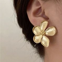 #jewelry Big Gold Jewelry, Big Gold Earrings, Big Earrings Gold, Gold Studs Earrings, Big Stud Earrings, Gold Flower Earrings, Pretty Jewelry Necklaces, Earrings Golden, Flower Earring