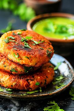 Aloo Tikki Recipe Indian Dishes Vegetarian Dinners, Tikki Recipes, Chat Recipes, Aloo Tikki Recipe, Gastronomic Food, Chats Recipe, Indian Vegetarian Recipes, Aloo Tikki, Mint Chutney