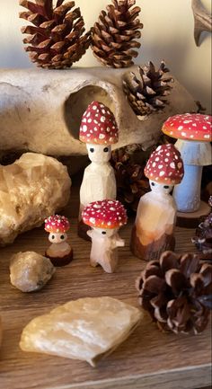 Hand carved and painted mushrooms by me🪵🍄✨ Whittling Wood Tutorials, Woodcarver Aesthetic, Easy Whittle Projects, Small Wooden Carvings, Tiny Wood Carvings, Mini Wood Carving Ideas, Whittling Aesthetic, Wood Carving Mushrooms