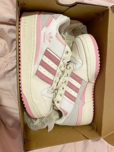 Cute Adidas Shoes Outfit, Adidas Forums Pink, Styling Pink Shoes, Cute Shoes Adidas, Adidas Forum Bold Outfit, Pink Adidas Forum, Pink Adidas Shoes Outfit, Adidas Forum Low Pink, Pink Shoes Aesthetic