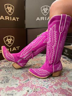 Hot Pink Cowboy Boots Outfit, Pink Western Boots Outfit, Ariat Boots Outfit, Western Boots Outfit, Cute Cowgirl Boots, Pink Cowboy Boots, Pink Cowgirl Boots, Pink Grunge