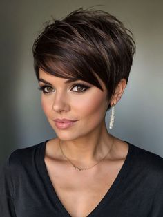 Explore the latest in women's hairstyles with our exclusive gallery & video featuring the top 50 short bob hairstyles for 2024! Whether you're into choppy layers, curly bobs, or asymmetrical cuts, we've got you covered. From classic bob haircuts to trendy 90s-inspired styles, find the perfect look for you. Don't miss out on the hottest bob hairstyles for fine hair and bob haircuts with bangs. Elevate Pixie Hairstyles For Brunettes, Black And Brown Short Hair, Short Brown Pixie Cut, Hair Color For Short Hair Pixie, Elegant Hair Color Ideas, Pixie Brown Hair, Black Short Hair Styles, Pixie Cut Color Ideas, Brunette Pixie With Highlights