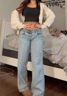 Light Blue Jeans And Black Top Outfit, Parallel Jeans Outfit Ideas, Low Rise Jeans Outfit Inspiration, Crop Top With Low Rise Jeans, Outfits For Light Blue Jeans, Low Rise Jeans With Crop Top, Blue Top Blue Jeans Outfit, Outfit Ideas Light Blue Jeans, Light Blue Wash Jeans Outfit