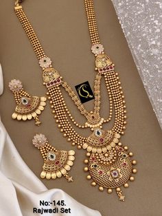 Description :- Gold Plated Jewellery Set/South Indian Necklace / Choker Necklace Set/ Choker Set/ Bollywood Jewelry/ Indian Jewelry/ Handmade Items Gift yourself a royal look with this perfectly crafted necklace set from Manalisstudio. Crafted with high quality CZ stones, it is impressive in design. The green enamel artwork adds perfect texture to the design. Perfect for weddings and festivities, this antique necklace set should be put on with your favorite sari or lehenga. 100% Satisfaction. Lo Necklace Set Choker, South Indian Necklace, Necklace Set Indian Bridal Jewelry, Short Silver Necklace, Indian Jewelry Set, Wedding Jewelry Sets Bridal Jewellery, Bridal Necklace Designs, Neck Pieces Jewelry, Bridal Jewelry Vintage