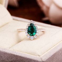 Green Pear Ring, Slytherin Jewelry, Emerald Engagement Ring Vintage, Gold Art Deco Ring, Stone Ring Design, Emerald Stone Rings, Vintage Emerald Engagement Ring, Ring Teardrop, Moissanite Halo Ring