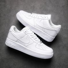 ESTILO LENDÁRIO COM SOFISTICAÇÃO O brilho perdura no Nike Air Force 1 ‘07, o tênis original do basquete que dá um toque de inovação naquilo que você conhece bem, acabamentos simples e a quantidade perfeita de brilho para fazer você se destacar. Projetado originalmente para jogos de basquete de alto desempenho, o amortecimento Nike Air adiciona leveza para conforto o dia todo. A silhueta de corte baixo proporciona um look simplificado e minimalista34 - 23,6 cm35 - 24,2 cm36 - 24,8 cm37 - 25,5 cm3 Pretty Sneakers, Air Force Shoes, Nike Shoes Air Force, Nike Shoes (men), Dr Shoes, Basket Noir, Pretty Shoes Sneakers, Air Force One, Cute Nike Shoes