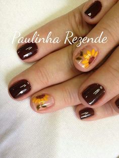 Fall Flowers On Nails, Fall Nails 2023 Sunflower, Fall Nails With Sunflowers, Fall Flower Nails Design, Fall Themed Nail Designs, Sunflower Nails Fall, Sunflower Nails Design Short, Sunflower Fall Nails, Cute Sunflower Nails