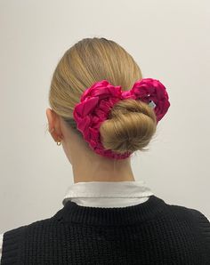 Hair Accessories – Isla de Gar Cute Bun, Crochet Scrunchie, Crochet Backpack Pattern, Cute Buns, Heart Crochet, Jewelry Crochet, Crochet Backpack, Resin Design, Pink Accessories