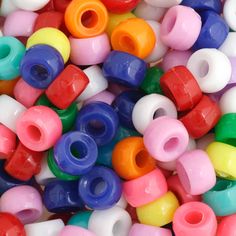 there are many different colored beads together