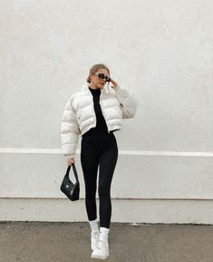 Puffy Jacket Outfit, Puffer Outfit, Japan Outfits, Winter Mode Outfits, White Puffer Jacket, Look Legging, White Puffer