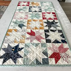 a quilted table runner with stars on it