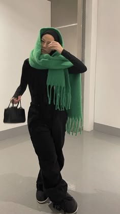 Neosoul Outfits Winter, Cold Winter Fits Aesthetic, Nyc Winter Outfits Black Women, Fashion Inspo Outfits Winter 2023, Hoodie And Scarf Outfit, Autumn Outfits Black Women, Outfit Ideas Hiver, 2024 Styles For Women