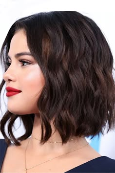 Choppy Bobs, Selena Gomez Hair, Wavy Bob Hairstyles, Penteado Cabelo Curto, Curly Bob Hairstyles, Blonde Bobs, Trending Hairstyles, Red Lipstick, Short Bob Hairstyles