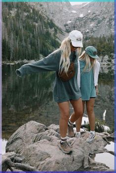 Empowered women, empower women. Boss Babes support each other! Women helping women quote Cute Camping Photos, Ashtyn Bodensteiner Style, Hiker Aesthetic Outfit, Nature Asthetics Photos, Cabin Outfit Summer, Mountain Weekend Outfit, Desert Hiking Outfit, Mountain Fits, Montana Fits