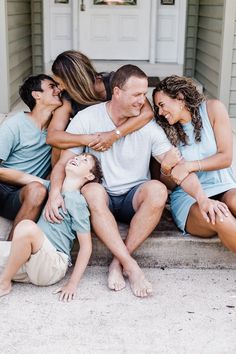 family pose on front porch with three teens Family Pics 5 People, Family Photos With Older Children Poses, Candid Family Photos With Older Children, Family Photography With Older Children, Family Of Five Photoshoot Older Kids, Family Photo Session With Older Children, Family Photo Shoot Older Children, Teen Family Photoshooting Ideas, Family Pictures With 3 Kids