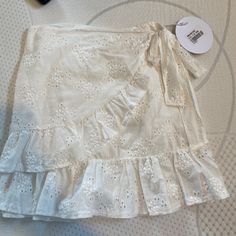 Never Worn Chic Cream Tiered Skirt, Cream Lined Feminine Mini Skirt, Chic Cream Ruffled Skirt, Feminine Cream Lined Mini Skirt, Cute Flowy Skirt For Summer, Spring Off-white Tiered Skirt, Spring Off White Tiered Skirt, Off White Tiered Skirt For Spring, Cream Ruffled Skirt For Day Out