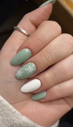 Almond Nails Ideas Winter, Xmas Nails Almond, Winter Nail Ideas Almond, Short Almond Nails Ideas, Green Xmas Nails, Nail Ideas Almond, Nails Ideas Winter, Almond Nails Ideas, Winter Nail Ideas