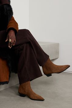 Minimalist silhouettes and high-quality materials are the backbone of aeyde's designs. Made in Italy from soft suede, these 'Belinda' ankle boots have sleek pointed toes and flexible elasticated panels that allow for easy on-and-off. The low Cuban heels create a subtle Western feel. Style yours with everything from jeans to midi dresses. Suede Brown Boots Outfit, Pointed Ankle Boots Outfit, Suede Aesthetic, Suede Ankle Boots Outfit, Brown Suede Boots Outfit, Suede Boots Outfit, Cuban Heel Boots, Boots Outfit Ankle, Ankle Boots Dress