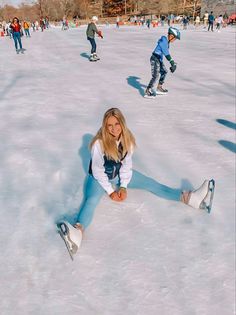 Ice skating ice rink blue leggings aesthetic picture cute Christmas ideas I’ve Skating Outfit Winter, Preppy Ice Skating Outfits, Ice Skating Photo Ideas With Friends, Ice Skating Rink Outfit, I’ve Skating Rink Aesthetic