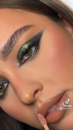 New Year Make Up, New Years Eve Makeup Looks, New Year's Makeup, New Years Eve Makeup, Glittery Eyes, Eye Makeup Pictures, Green Makeup, Makijaż Smokey Eye, Eye Makeup Designs