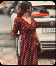 Short Kurti Inspo Aesthetic, V Neck Indian Dress, Short Kurti Back Design, Office Wear Kurti Designs, Kurti Outfits For Women, V Neck Short Kurti, Cotton Indian Suits, Stitch Kurti Design, V Neck Cotton Kurti