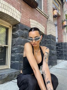 Sunglasses Poses Photo Ideas, Plisse Pants Outfit, Streeet Style, Plisse Pants, Fashion Vogue, Photography Posing Guide, Posing Guide, Fashion Aesthetics, Looks Street Style