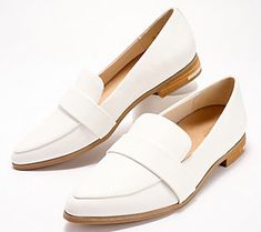 A classic tailored loafer that will take you places, this stylish slip-on shoe takes any outfit to the next level. From Dr. Scholl's. Business Casual Closed Toe Shoes, Women’s Business Shoes, White Oxford Shoes Outfit, Business Professional Shoes, White Loafers Outfit Women, Expensive Wardrobe, Business Shoes For Women, White Loafers Outfit, Corporate Clothes