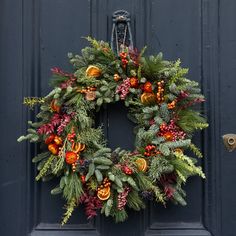 Dry Flower Christmas Wreath, Christmas Wreath With Hydrangea, Wreath With Dried Flowers, Christmas Wreaths Traditional, Traditional Wreath Christmas, Christmas Wreaths Front Door, Home Made Wreath, Clementine Christmas, Modern Christmas Wreath