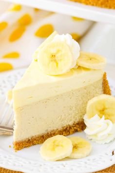 This Banana Cream Cheesecake Recipe is made with a fresh banana cheesecake topped with banana bavarian cream! It's creamy & full of banana flavor! Banana Cream Cheese, Frost Cupcakes, Banana Pudding Pies, Banana Cream Cheesecake, No Bake Banana Pudding, Lemon Pound Cake Recipe, Banana Dessert Recipes, Bavarian Cream, Healthy Cheesecake