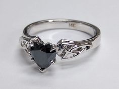 Non Diamond Promise Rings, Black Heart Ring Aesthetic, Black Jelewry, Non Traditional Rings Wedding, Cute Black Accessories, Black Heart Jewelry, Cool Rings For Women, Black Promise Rings For Her, Emo Promise Rings