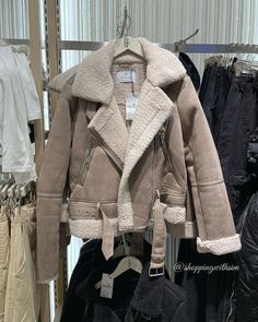 Shearling Jacket Outfit, Fur Lined Jacket, Fur Jacket Women, Aesthetic Brown, Zara Jacket, Brown Fur, Thanksgiving Outfit, Shearling Coat, Winter Jackets Women