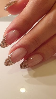 Gold Tip Nails, Ongles Beiges, Glitter French Nails, Nye Nails, Glitter Tip Nails, Bridesmaids Nails, Golden Nails, Milky Nails, Nagellack Trends