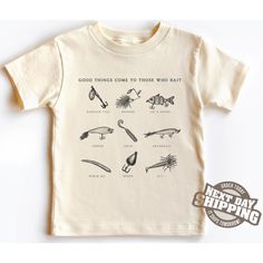 -Good Things Come to Those Who Bait Toddler, Retro Fishing Shirt, Kids Fishing Lures Tee, Boys Fishing Shirt, Rooster Tail, Crankbait, Spoon Welcome to LittleLambsLounge! Fabric Information: -100% Cotton T-Shirts -Made to order -Handmade, unique designs -Ships the next business day -Our products come in 3 types: onesie® bodysuit, toddler, and youth size shirt. -The monthly sizes you choose will come as bodysuit® onesie®, available in both long sleeve and short sleeve options. We take pride in offering a delightful range of clothing for your little ones, crafted from super-soft fabrics that both you and your baby will adore. Our commitment is evident in every thread, as each piece is sustainably handmade-to-order, accompanied by a certificate of authenticity. FEATURES: We prioritize your ki Baby Boy Fishing Shirt, Fishing Graphic Tee, Little Boy Fishing Shirt, Rooster Tail, Graphic Print Crew Neck T-shirt For Fishing, Kids Fishing, Boy Fishing, Graphic Tee Short Sleeve T-shirt For Fishing, Long Sleeve And Shorts