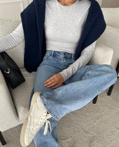 Navy Blue Colour Combination Outfit, Dinner Outfits Fall 2024, Casual Dinner Outfit Fall Jeans, Blue Mom Jeans Outfit, Sweater Over Shoulders Outfit, Sc Outfits, Blue Jean Outfits, Estilo Indie