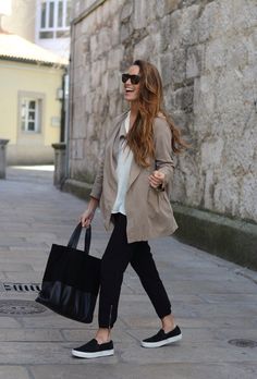 <b>Chicas, ¿quién dijo que no se puede ser stylish y estar cómoda a la vez?</b> Womens Fashion Casual Chic, Look Legging, Casual Chic Outfits, Look Office, Blazer Outfit, Womens Fashion Casual Spring, Womens Fashion Casual Summer, Traje Casual, Sneakers Adidas