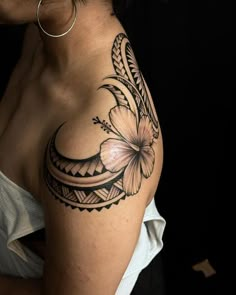 Tattoo Ideas Hawaiian For Women, Samoan Shoulder Tattoo For Women, Polynesian Shoulder Tattoo For Women, Polynesian Tattoos Women Shoulder, Back Shoulder Tattoos For Women Unique, Island Flower Tattoo, Back And Shoulder Tattoo, Island Tattoos For Women, Samoan Tattoo Women