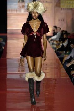 90s Vivienne Westwood Runway, 90s Vogue Fashion, Bombshells Outfit, 70s Female Fashion, High Fashion Tops, Punk Runway, Nightlife Outfit, Vintage Runway Fashion, Alena Shishkova